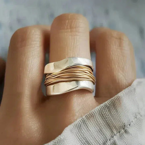 Silberring Mit Goldenem Fadendesign