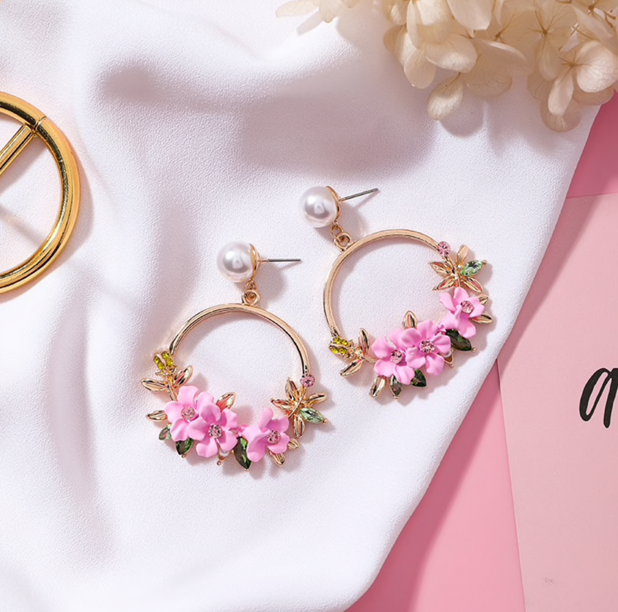 Elegante Goldohrringe mit Blumen und Perlen
