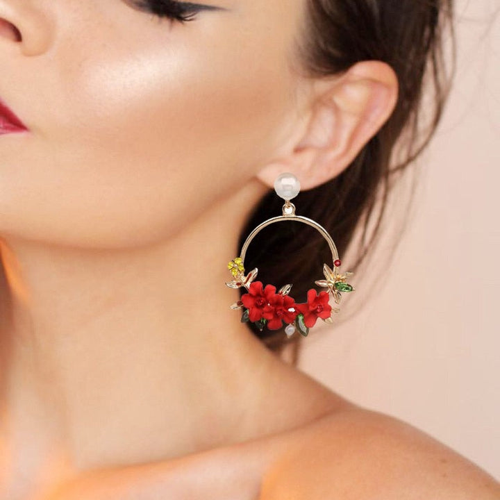 Elegante Goldohrringe mit Blumen und Perlen