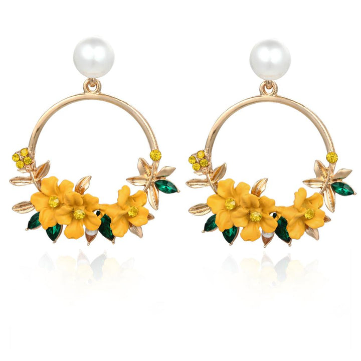 Elegante Goldohrringe mit Blumen und Perlen