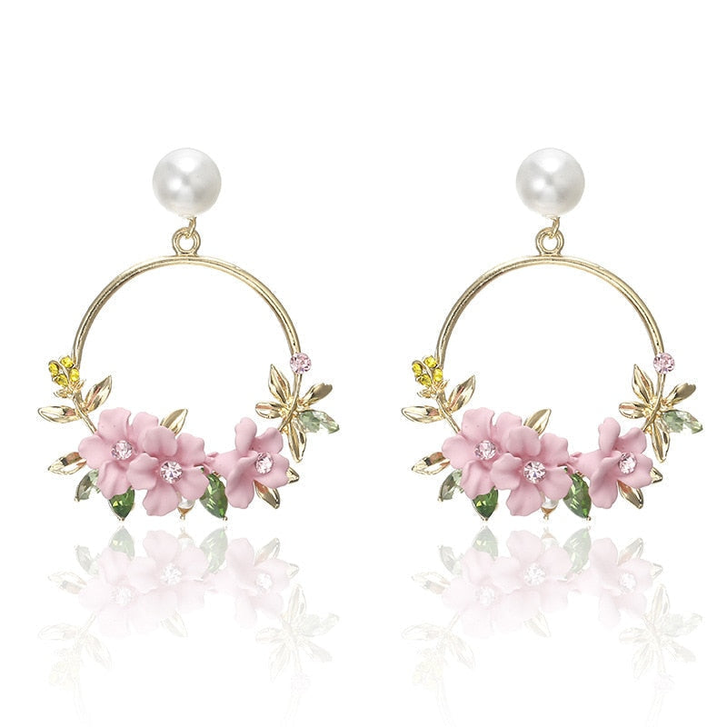 Elegante Goldohrringe mit Blumen und Perlen