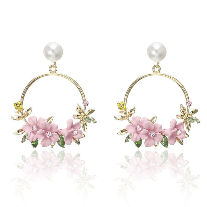Elegante Goldohrringe mit Blumen und Perlen
