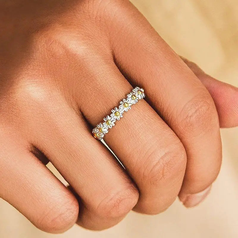 Silberner Gänseblümchen Ring mit Handbemaltem Emaille