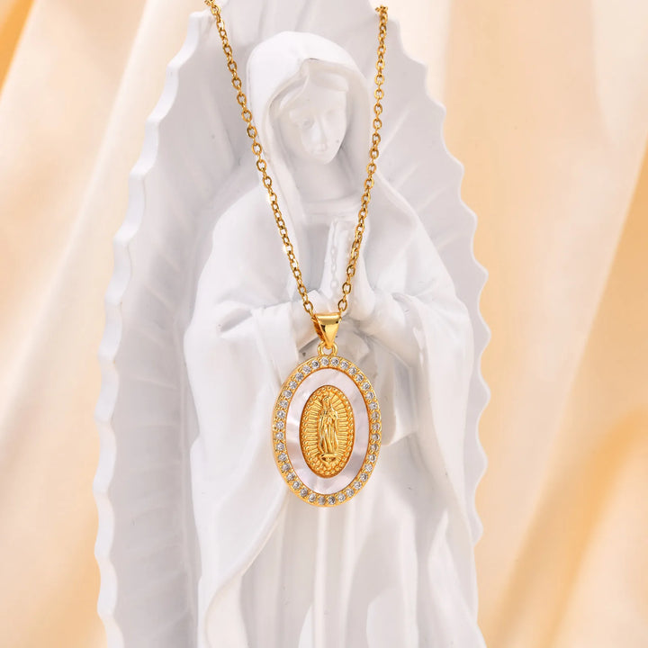 Goldene Mary Ovalanhänger Halskette