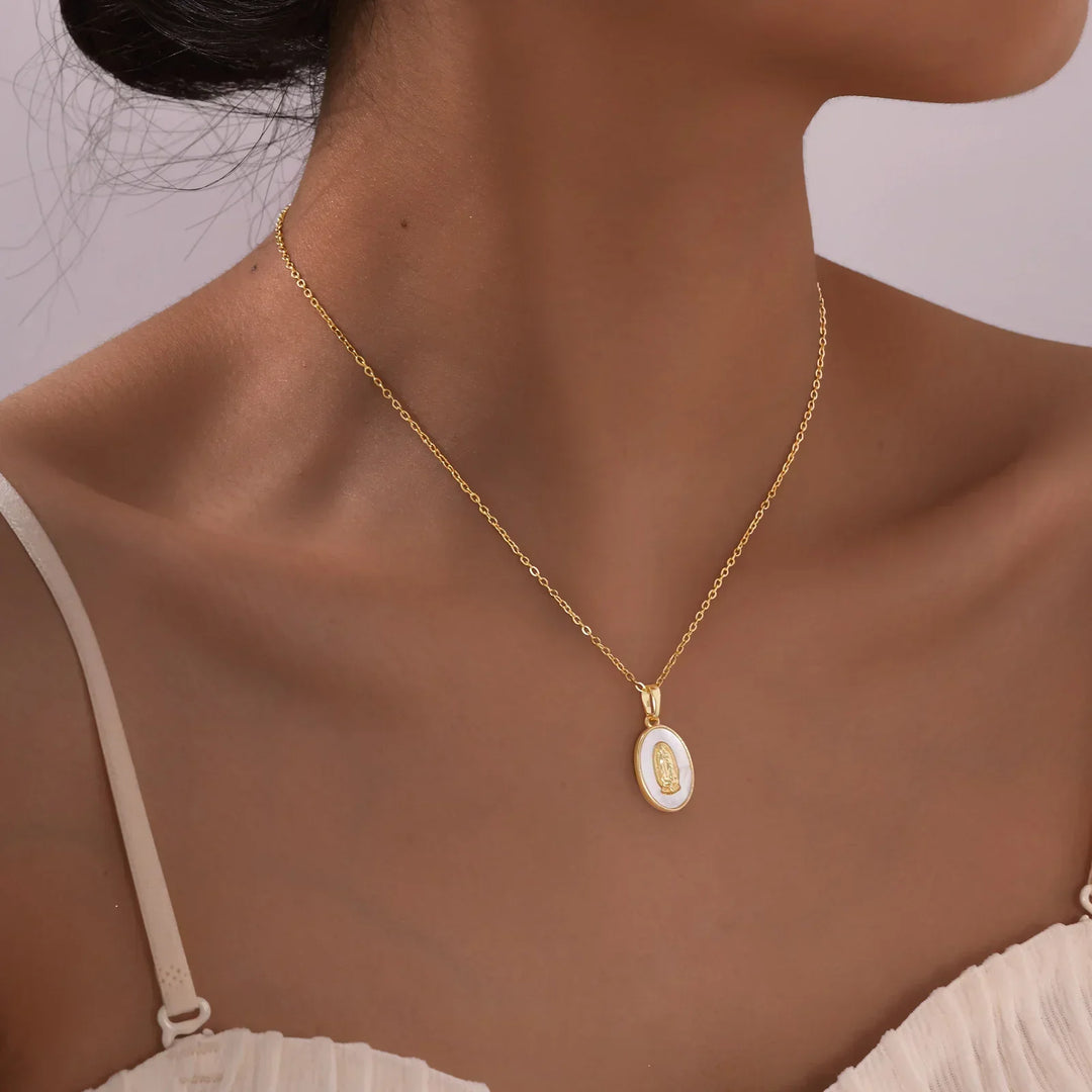 Goldene Mary Ovalanhänger Halskette