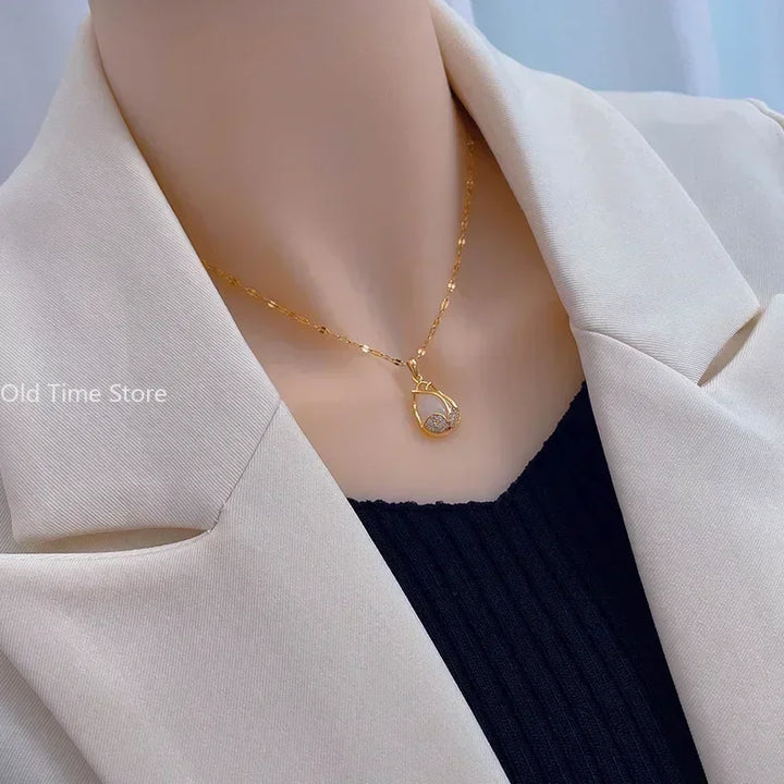 Elegante Goldene Tulpen Halskette mit Pinkem Kristall Anhänger