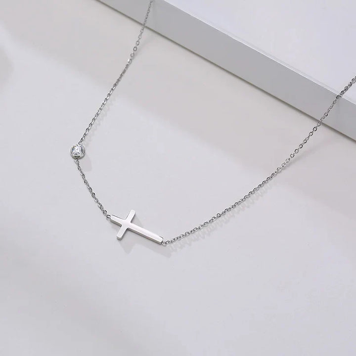 Strahlende Seitlich Kreuz Halskette