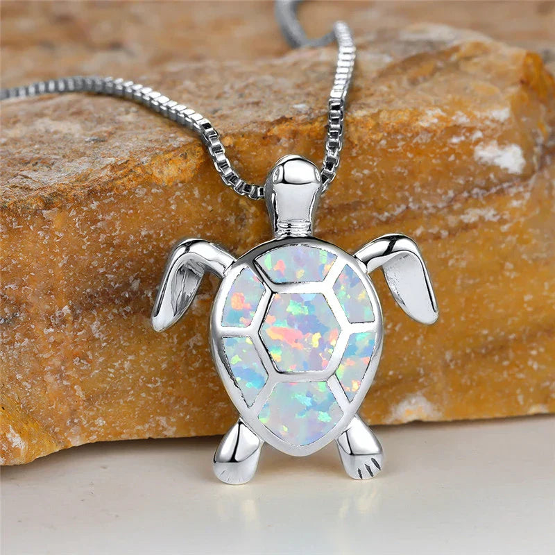Vintage Goldene Halskette mit Grünem Feueropal Schildkröten Anhänger