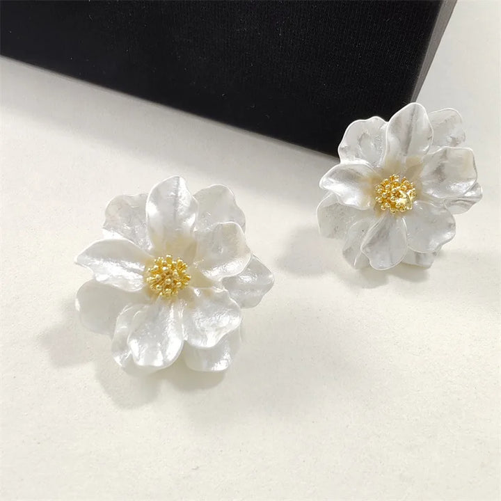 Schicke Weiße Acryl Blumen Steckohrringe