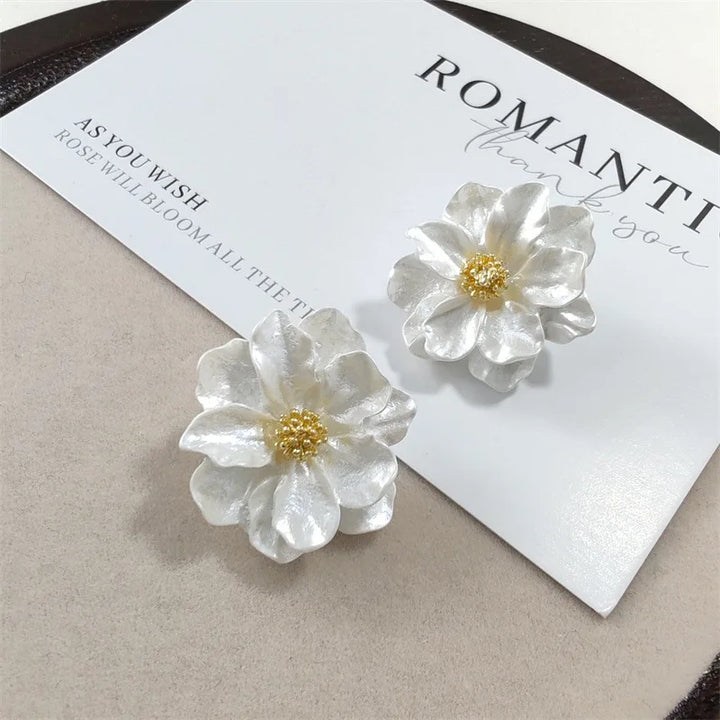 Schicke Weiße Acryl Blumen Steckohrringe
