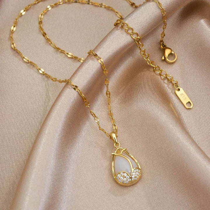 Elegante Goldene Tulpen Halskette mit Pinkem Kristall Anhänger