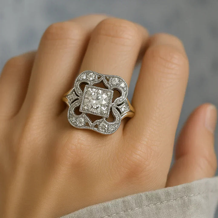 Klassischer Goldring Mit Vintage Zirkonia